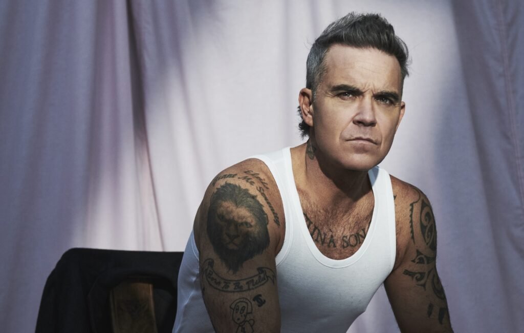Robbie Williams pospone su álbum ‘BRITPOP’ hasta 2026 por problemas de programación para evitar a Taylor Swift