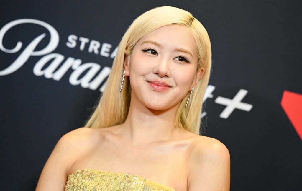 Rosé mezcla canciones de Lana Del Rey y Paul Simon en un medley en ‘The Howard Stern Show’