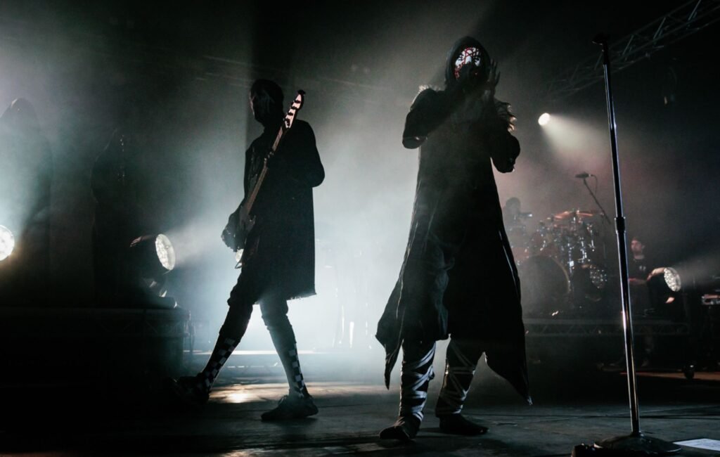 Sleep Token Rinde Tributo a Bruce Springsteen con su Versión de ‘Dancing In The Dark’