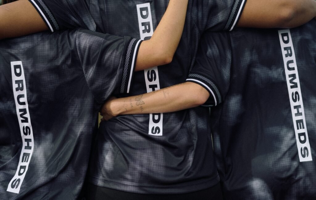 Umbro y Drumsheds se asocian con Enfield Town FC para lanzar camiseta de fútbol de edición limitada