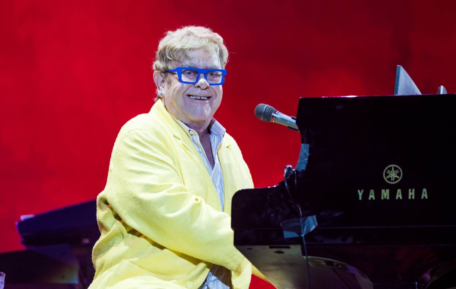 Elton John ofrece un espectáculo inolvidable ante la multitud más grande desde su retiro de las giras en el Gran Premio de Singapur