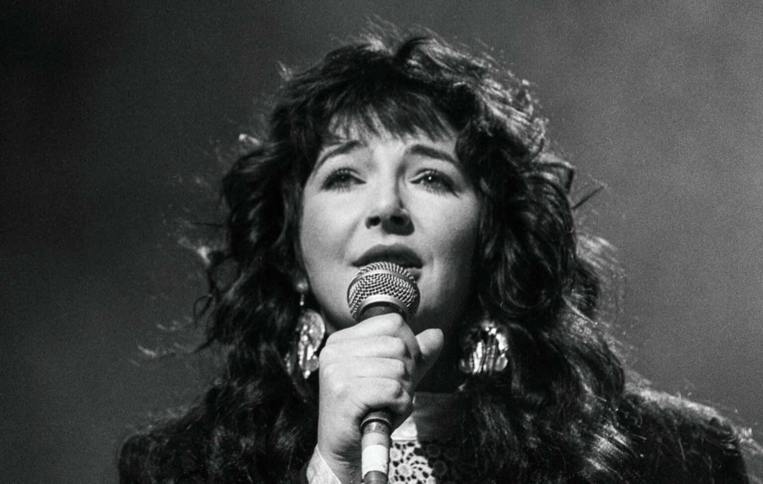 Kate Bush invita a 52 artistas visuales a crear obras inspiradas en ‘Running Up That Hill’ para beneficiar a War Child