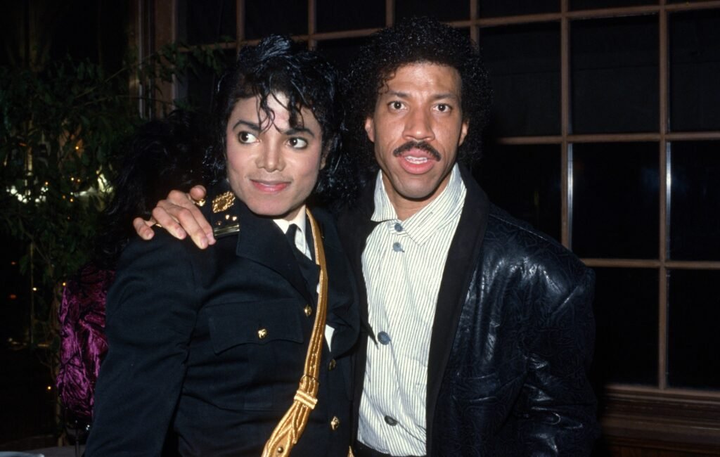 Lionel Richie revela que Michael Jackson era apodado ‘Smelly’ por su mala higiene
