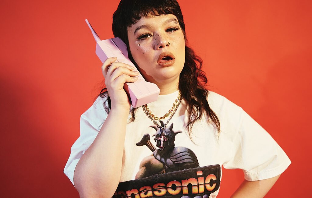 Lola Young emprende acciones legales contra el productor de ‘Messy’ por reclamo de autoría en la composición