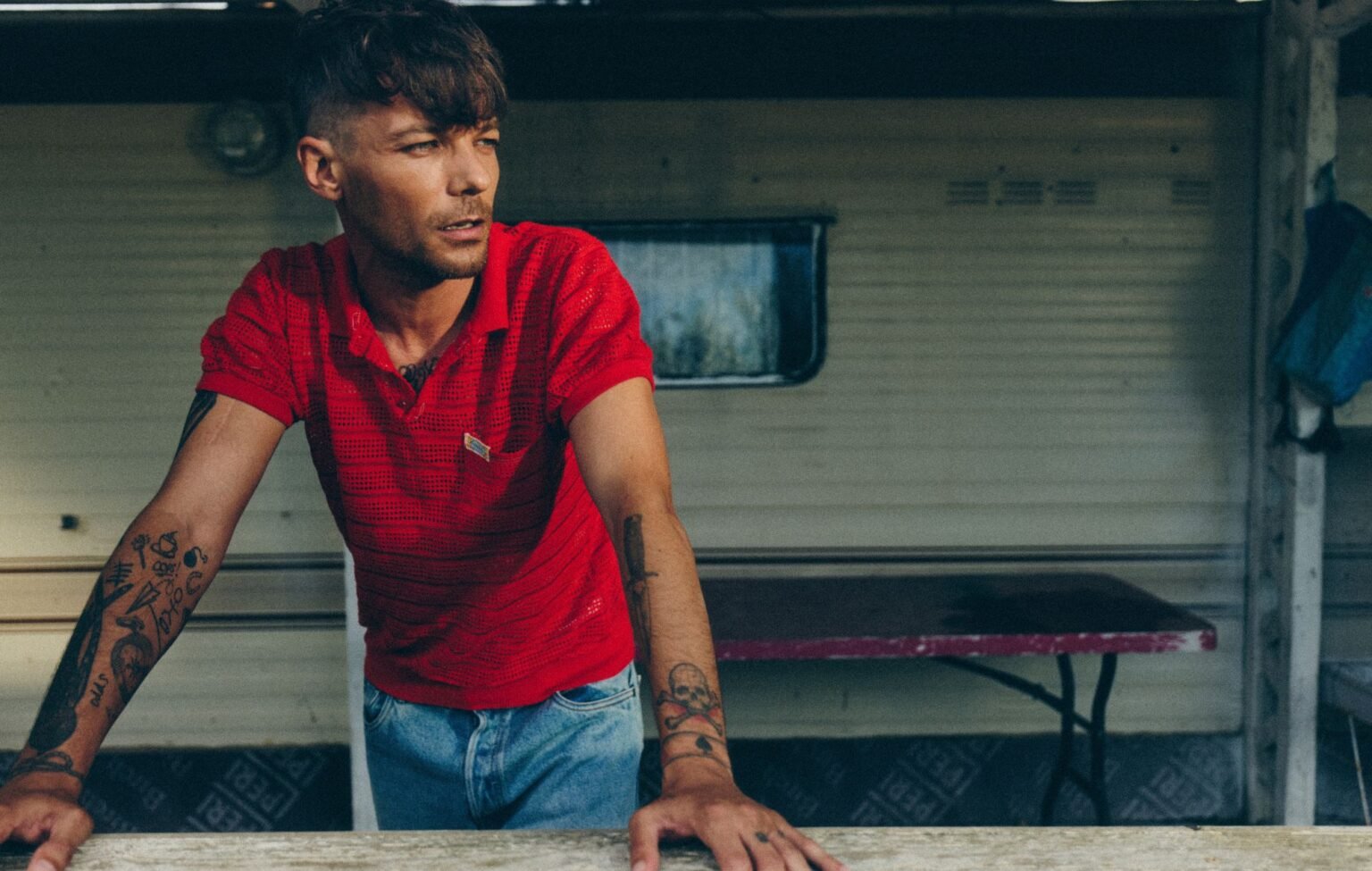 Louis Tomlinson lanza el sencillo ‘Lemonade’ con influencias de funk y anuncia su nuevo álbum ‘How Did I Get Here?’ junto a su gira por el Reino Unido e Irlanda en 2026