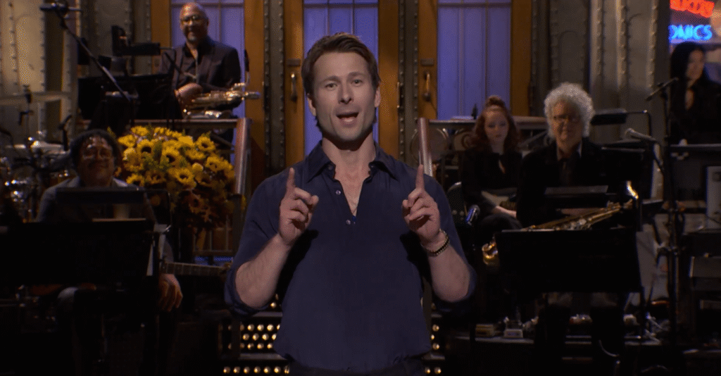Glen Powell en SNL: Un Monólogo Divertido para Demostrar que No Está Locamente