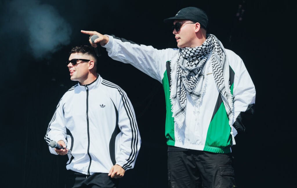 Kneecap anuncia acción legal contra político responsable de la prohibición en Canadá