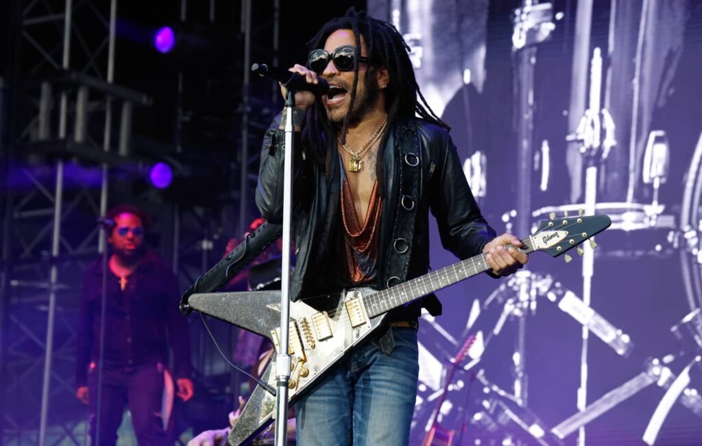 Lenny Kravitz revela que un fan le arrancó sus dreadlocks en un concierto en Australia