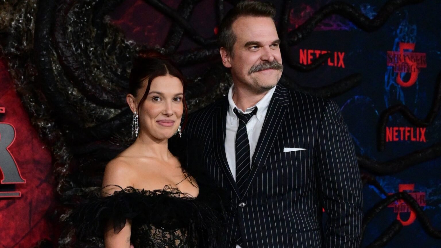 Millie Bobby Brown y David Harbour: Una Relación Sólida Frente a Rumores de Acoso