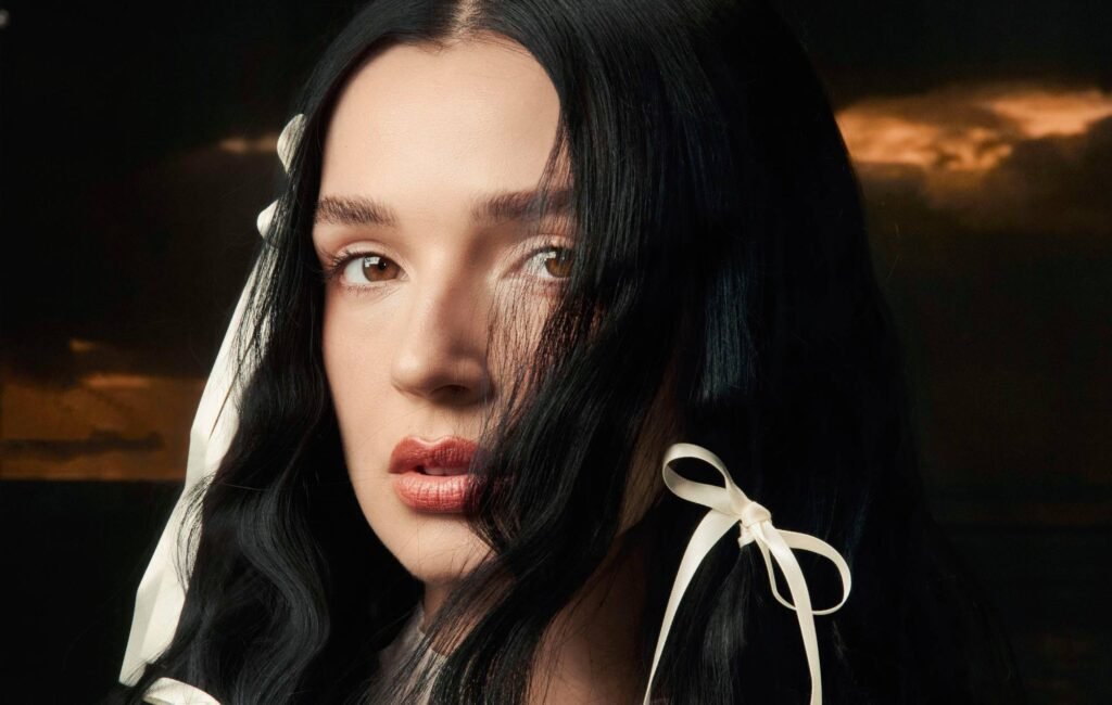 Poppy lanza nuevo álbum ‘Empty Hands’ y presenta el potente sencillo ‘Bruised Sky’