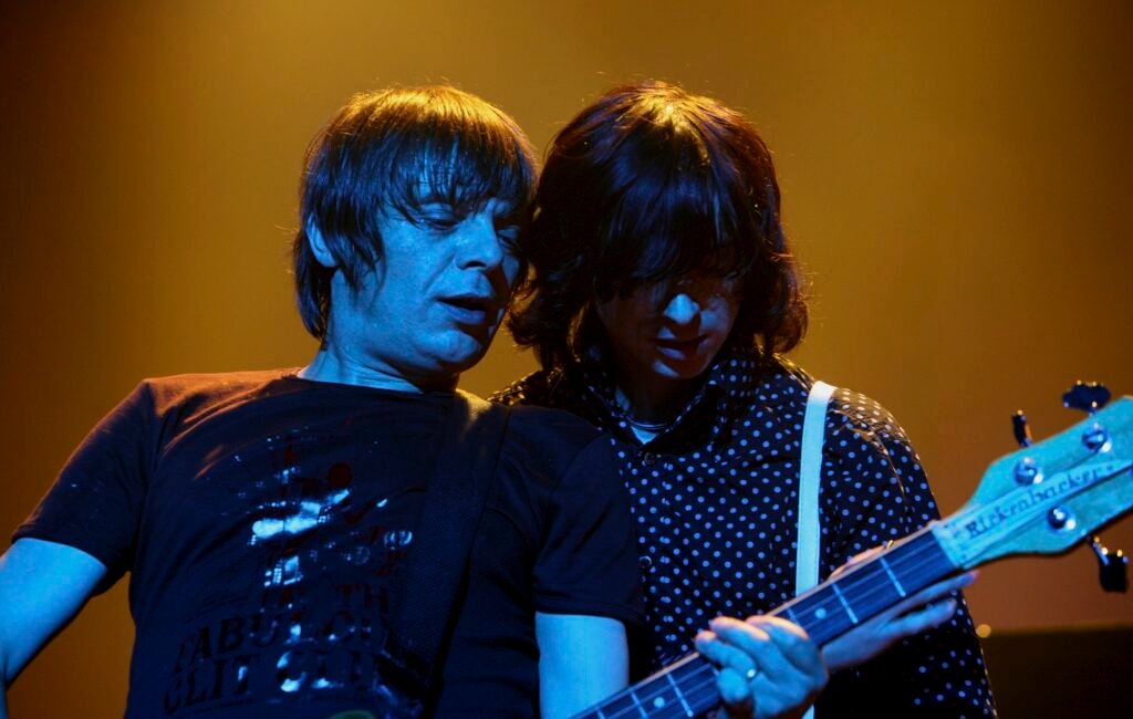 Primal Scream rinde homenaje al fallecido bajista Mani en su concierto en Manchester Warehouse Project