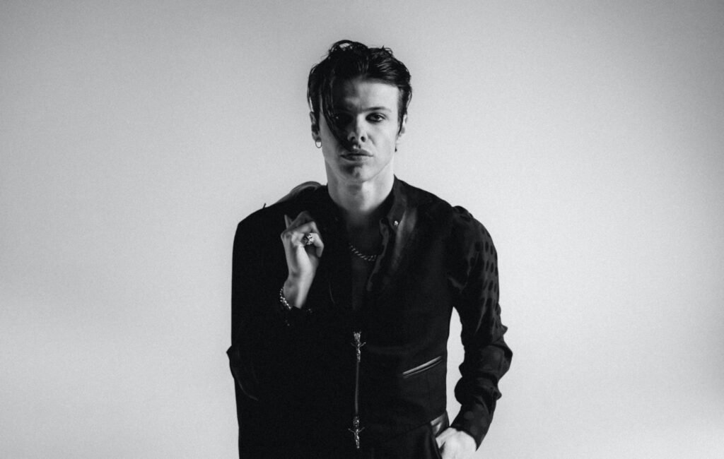 Yungblud aporta su música a la nueva exposición ‘Trans Is Human’ en Outernet de Londres