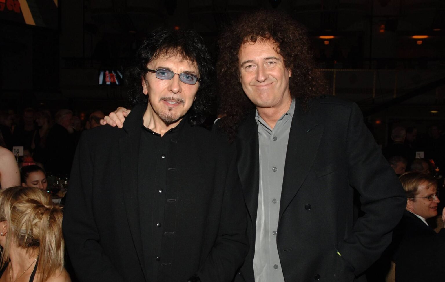 Brian May de Queen regala a Tony Iommi de Black Sabbath una réplica de guitarra Red Special para zurdos