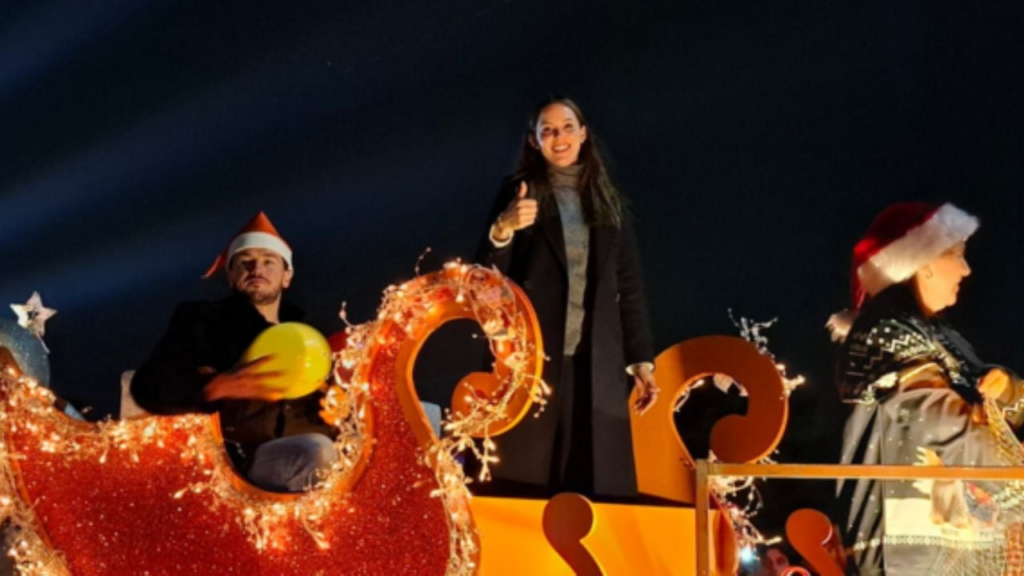 Desfile navideño en Monterrey: Samuel García y Mariana Rodríguez alegran a familias con un espectáculo lleno de luces y música