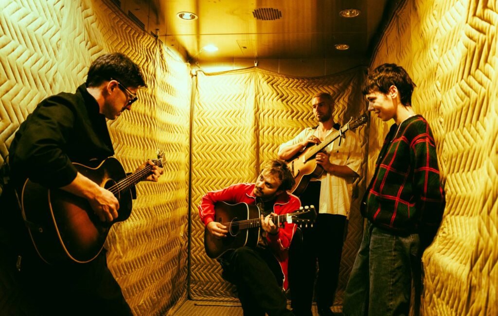 Divorce lanza su nostálgica nueva canción ‘Antarctica’ con la colaboración de Marcus Mumford