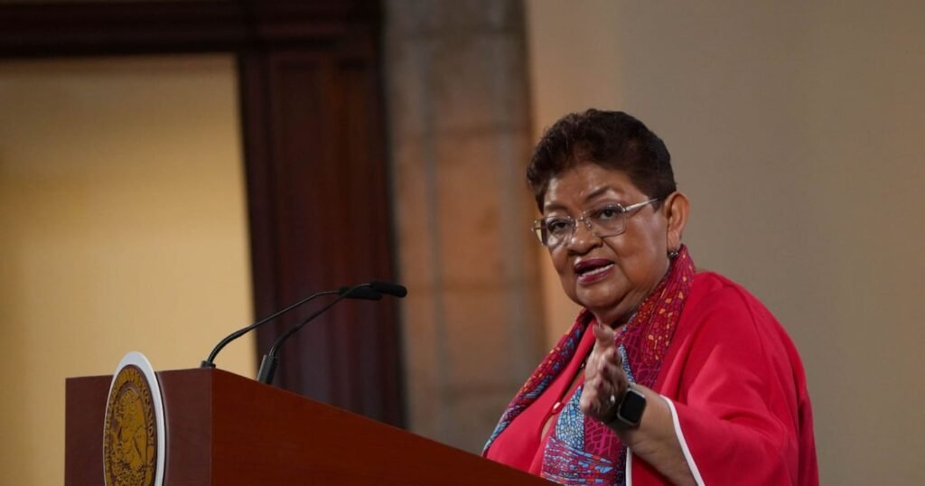 Ernestina Godoy entre los 43 aspirantes a dirigir la FGR tras la renuncia de Gertz Manero