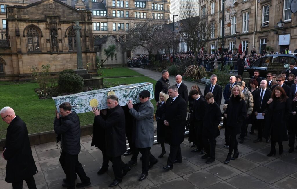 Ian Brown rinde homenaje a Mani en su funeral en Manchester, mientras Bobby Gillespie destaca su legado eterno