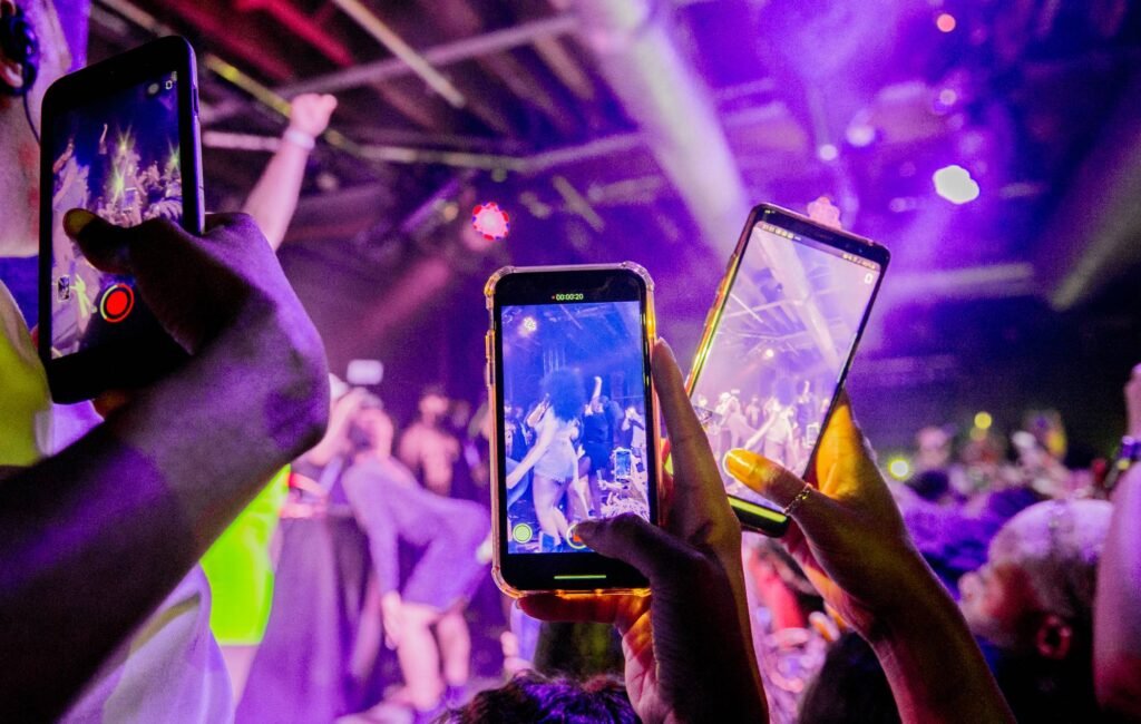 La mitad de los fiesteros creen que los teléfonos están arruinando la pista de baile