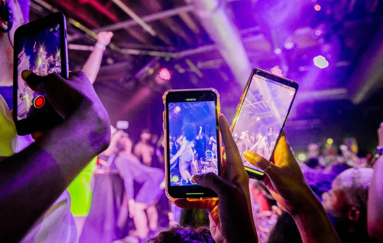 La mitad de los fiesteros creen que los teléfonos están arruinando la pista de baile