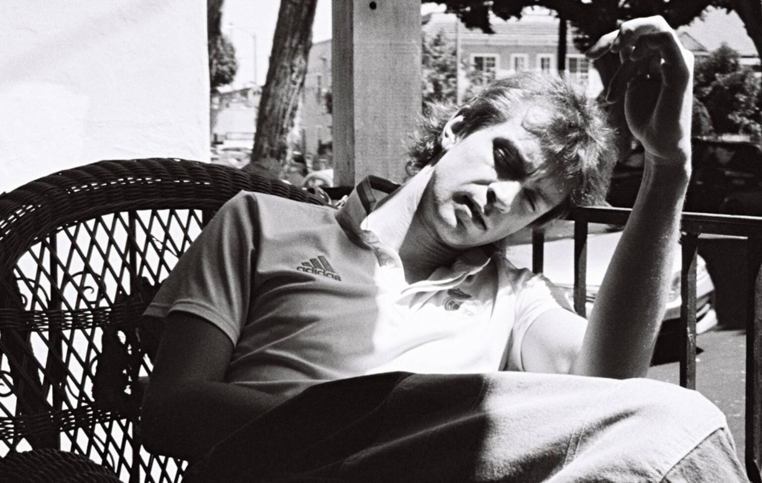 Lasse Lokøy lanza el sencillo indie ‘Lots Of People Here’ y anuncia su nuevo álbum ‘& The Roommates’