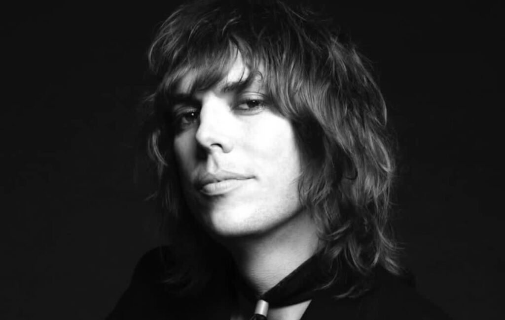 Luke Spiller de The Struts presenta una emotiva versión acústica de ‘Merry Xmas Everybody’ de Slade