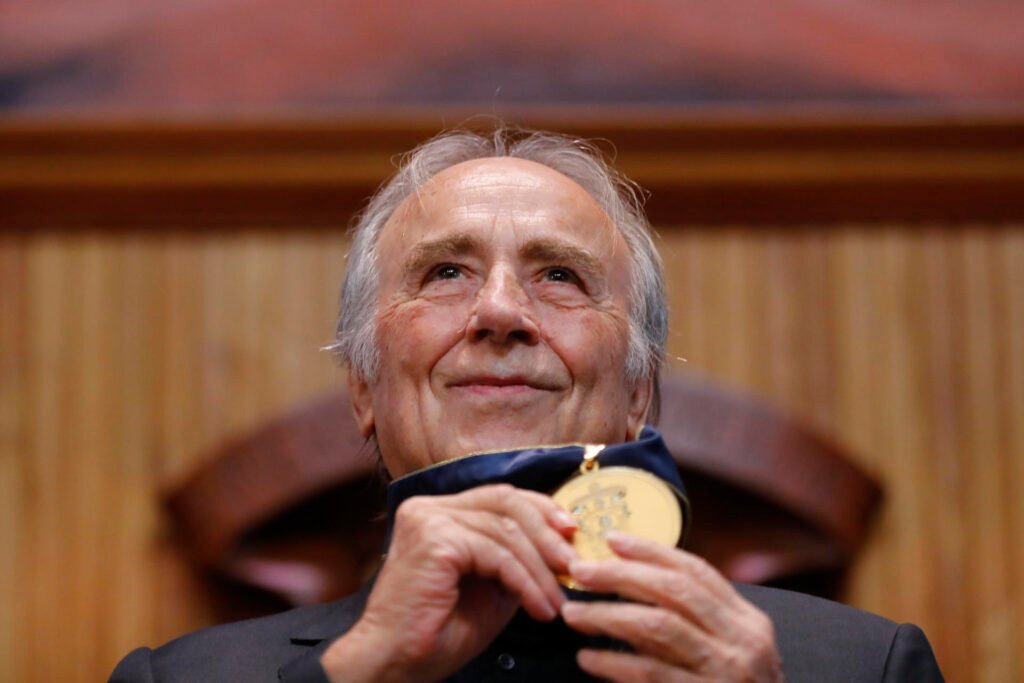 Manuel Serrat recibe doctorado honoris causa que refuerza su amor por México