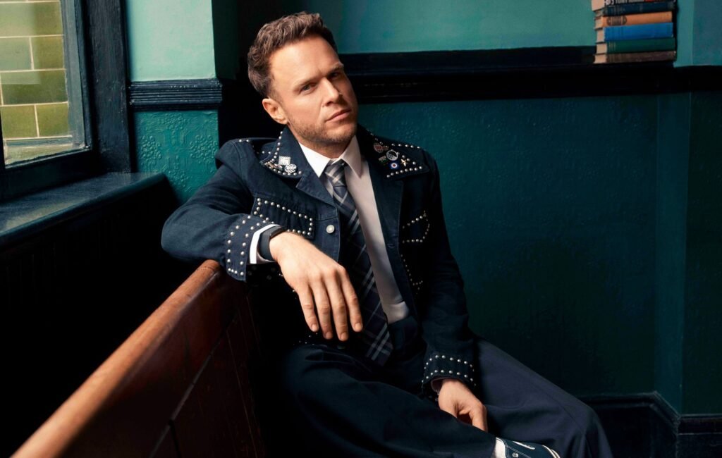 Olly Murs y The Ordinary Boys lanzan nuevo sencillo navideño ‘Christmas Starts Tonight’
Una pequeña maravilla estacional que alegra las fiestas