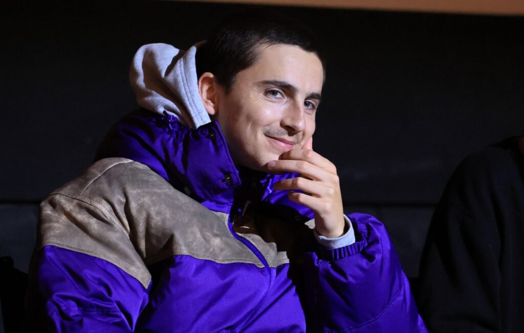 Timothée Chalamet desmiente rumores sobre su alter ego al colaborar con EsDeeKid en el nuevo remix ‘4raws’