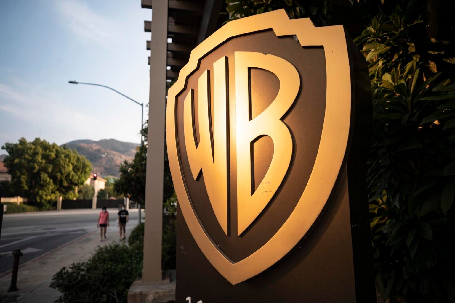 Warner solicita a accionistas rechazar oferta de compra de Paramount, según WSJ