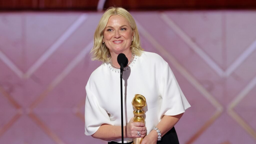 Amy Poehler Gana el Primer Premio al Mejor Podcast en los Globos de Oro con ‘Good Hang’