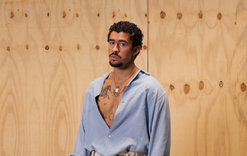 Bad Bunny promete que “el mundo bailará” en su desafiante tráiler del show de medio tiempo del Super Bowl