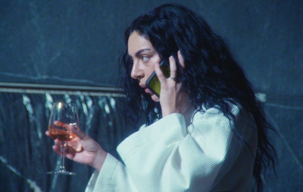 Charli XCX expresa su deseo de que ‘Brat’ termine antes del estreno de ‘The Moment’