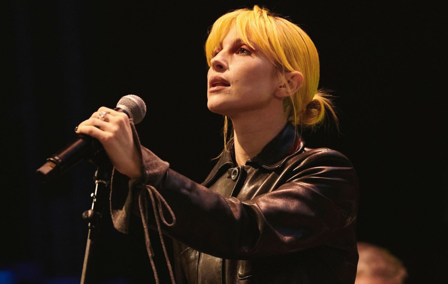 Hayley Williams presenta su nueva banda Power Snatch con el lanzamiento de tres sencillos