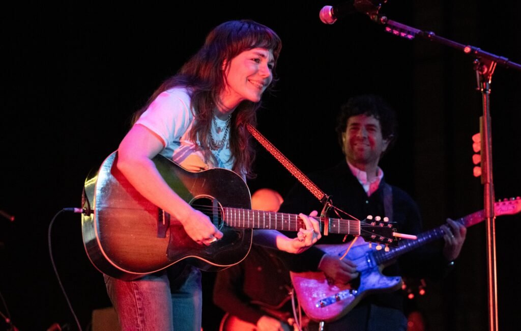Jenny Lewis de Rilo Kiley celebra su 50 cumpleaños casándose con su perro