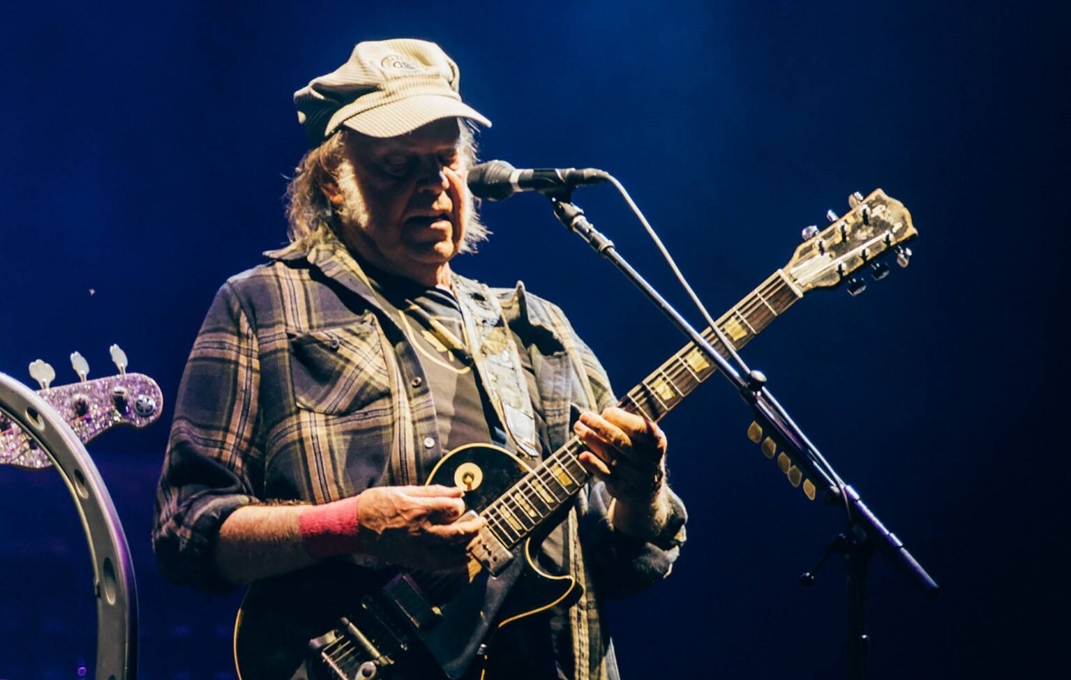 Neil Young critica a Donald Trump en un nuevo editorial tras el tiroteo en Minnesota, llamando a los estadounidenses a “levantarse pacíficamente en millones”