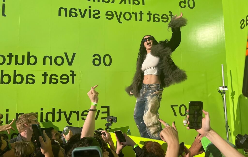 Charli XCX revela cómo ‘Brat’ atrajo a una nueva audiencia que no la entendía