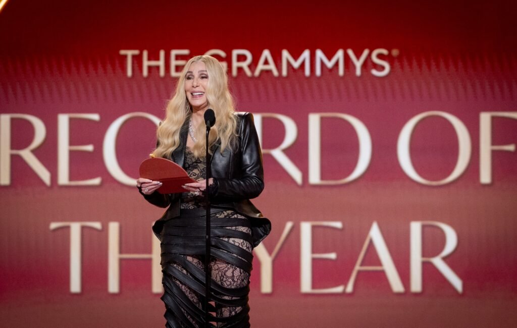 Cher Confunde y Entrega el Grammy al Disco del Año a Luther Vandross en Lugar de Kendrick Lamar y SZA