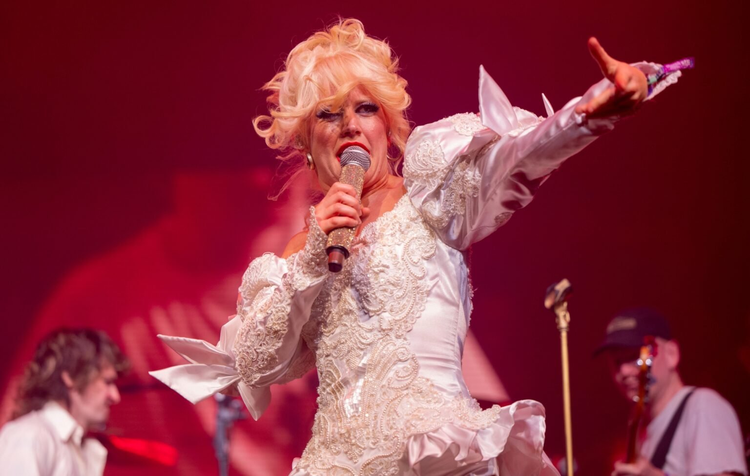 Fotógrafo responde a demanda de “explotación” de Amy Taylor de Amyl & The Sniffers con petición de orden de restricción