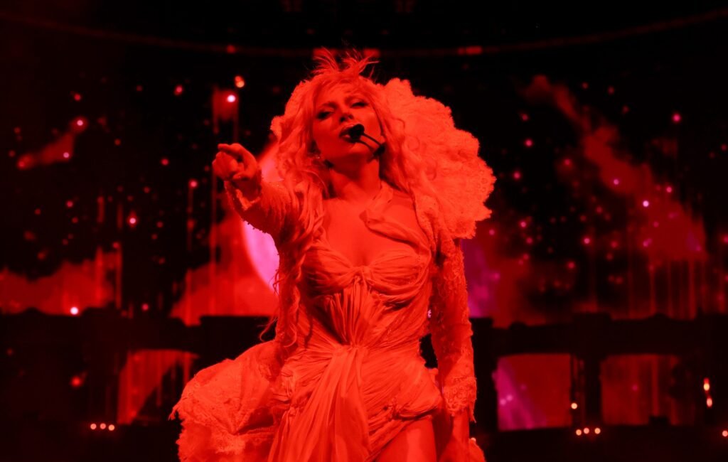 Lady Gaga detiene su concierto en Tokio para condenar las acciones de ICE: “Las vidas están siendo destruidas ante nuestros ojos”