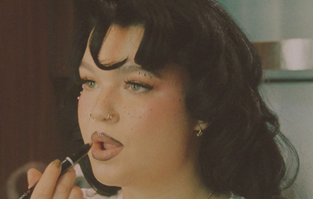 Lola Young regresa en vivo con un íntimo show en el London Palladium el próximo mes