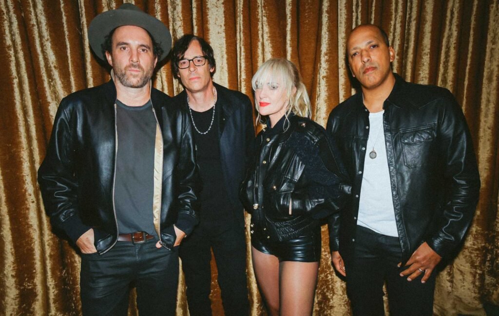 Metric regresa a sus raíces en la era de los “artistas solistas y millonarios” con ‘Romanticize The Dive’