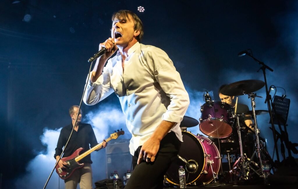 Suede estrena su nueva canción ‘Tribe’ dedicada a sus seguidores: “Esta es para los insaciables”