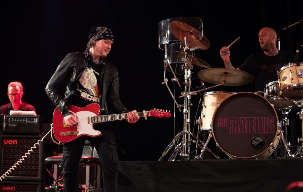 The Fratellis posponen la gira del 20 aniversario de ‘Costello Music’ por problemas de salud